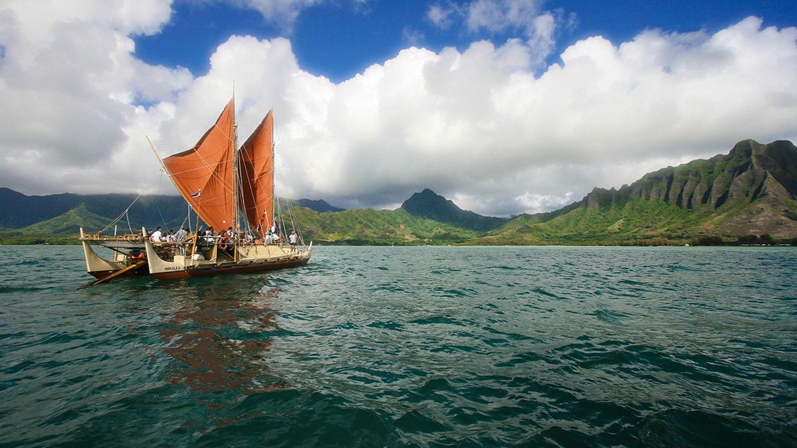 The voyaging canoe Hōkūleʻa under sail off the coast of Hawaiʻi.
